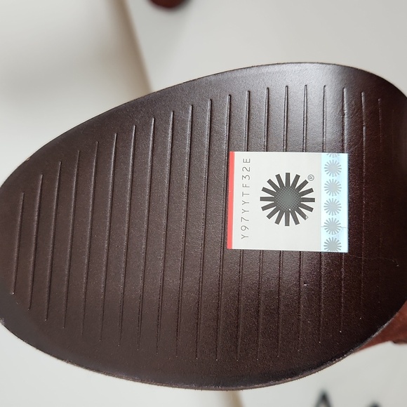 UGG Dandridge Boots 5 - Picture 12 of 14